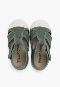 Gr�üne Stoffschuhe mit geschlossener Spitze, elastischen Riemen und einer weißen Gummisohle. Sie verfügen über einen Klettverschluss für einfaches Anziehen und Komfort.