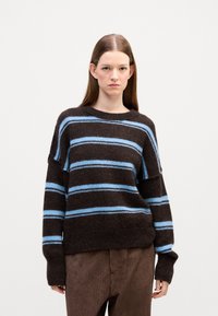 Braun gestreifter Pullover mit hellblauen horizontalen Streifen, aus einem weichen, strukturierten Material, mit lockerer Passform und weiten Ärmeln.