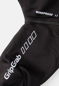 Luvas de ciclismo pretas à prova de vento, com marcas e costuras brancas, apresentando um design de tecido texturizado e um ajuste confortável.