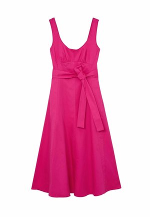 Hihaton kirkkaan pinkki midimekko pyöreällä pääntiellä, istuvalla vyötäröllä ja leveällä vyöllä, joka on solmittu etupuolelta.