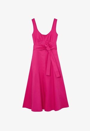 Ärmelloses, leuchtend pinkes Midikleid mit Rundhalsausschnitt, tailliertem Bund und einem breiten Gürtel, der vorne zu einem Knoten gebunden ist.