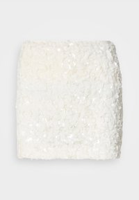 Λευκό υφασμάτινο ύφασμα με συγκεντρωμένες παγιέτες, παρουσιάζοντας απαλό, αφράτο εμφάνιση. Ορθογώνιο σχήμα με ομοιόμορφη επιφάνεια.