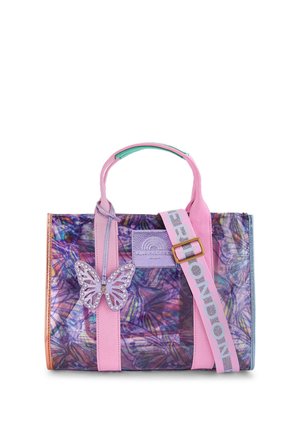 Borsa a spalla trasparente con motivo di farfalle viola, rosa e blu, manici rosa, ciondolo a forma di farfalla e tracolla rosa regolabile.