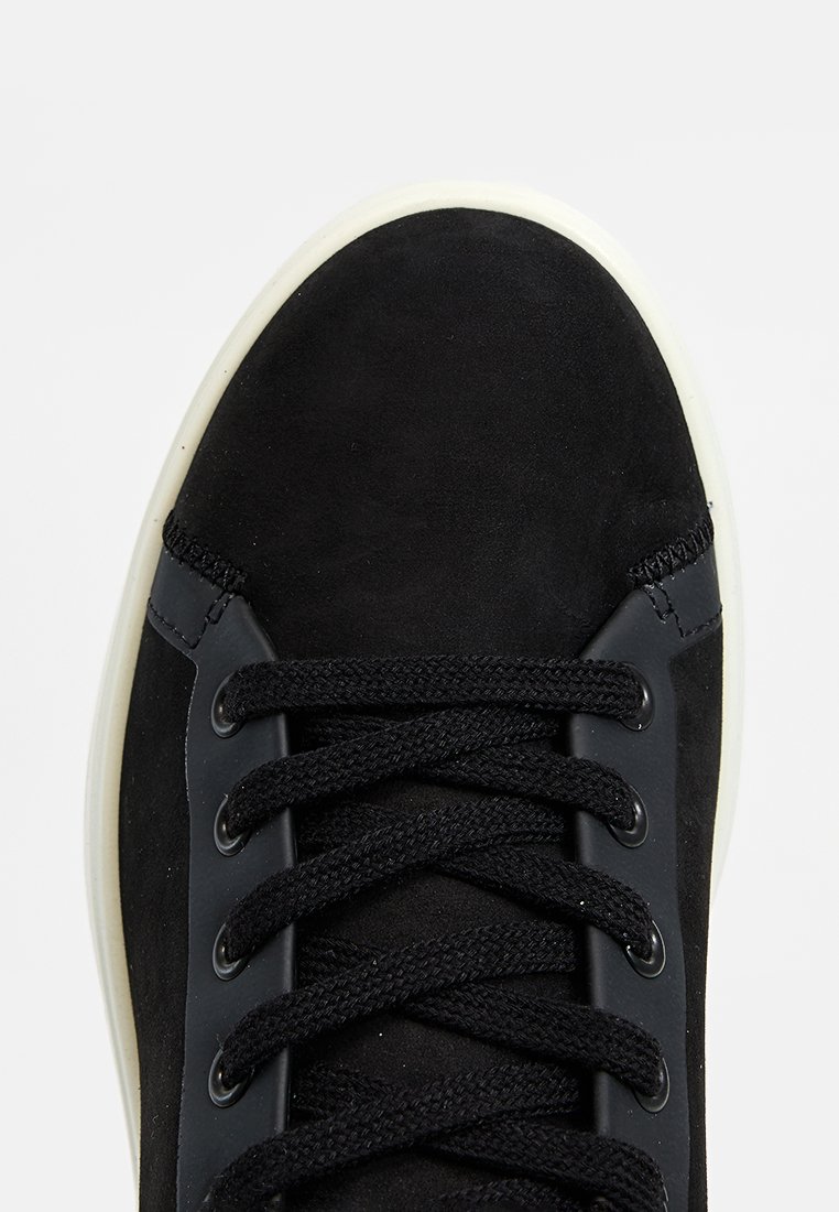 Schwarze Wildledersneaker mit strukturiertem Obermaterial, Schnürverschluss und weißer Gummisohle. Verfügt über passende schwarze Ösen und Nähte für einen Kontrast.