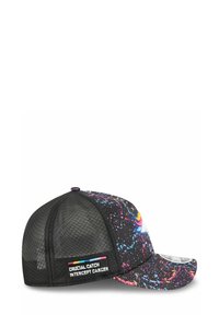 Schwarze Kappe mit einem bunten Spritzmuster, Mesh-Rücken, gebogenem Schild und einem Etikett mit der Aufschrift "CRUCIAL CATCH INTERCEPT CANCER."