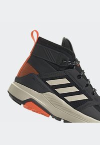 Adidas Terrex TERREX TRAILMAKER MID COLD.RDY - Fjellsko - core black/beige/semi impact orange