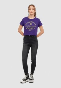 INSIDE CROP HAPPINESS - Camiseta estampada - morado