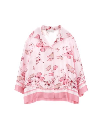 Blusa rosa chiaro con stampa di farfalle in diverse sfumature di rosa, con colletto e orlo accentuati da una fascia rosa uniforme.