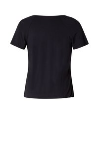 Zwarte T-shirt met korte mouwen, voorzien van een getailleerd ontwerp, ronde hals en een zachte textuur. De achterkant is eenvoudig met minimaal zichtbare naden voor een strakke uitstraling.