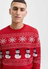 Suéter de punto rojo con motivos de copos de nieve y muñecos de nieve en blanco, diseño texturizado, cuello redondo y puños acanalados. Presenta acentos de un patrón alpino.