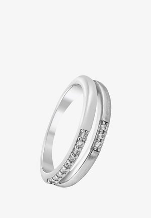 Anneaux en argent avec une finition lisse et polie ; l'un présente une rangée de pierres claires, ajoutant un contraste texturé au design minimaliste.