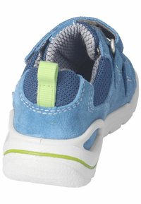 Modrá semišová a síťovaná bota s bílou podrážkou, vybavená zeleným akcentem na patě a nenápadným švem na zadní straně pro snadné obouvání.