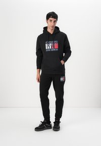 Tommy Jeans REG FLAG - Sweatshirt - black
