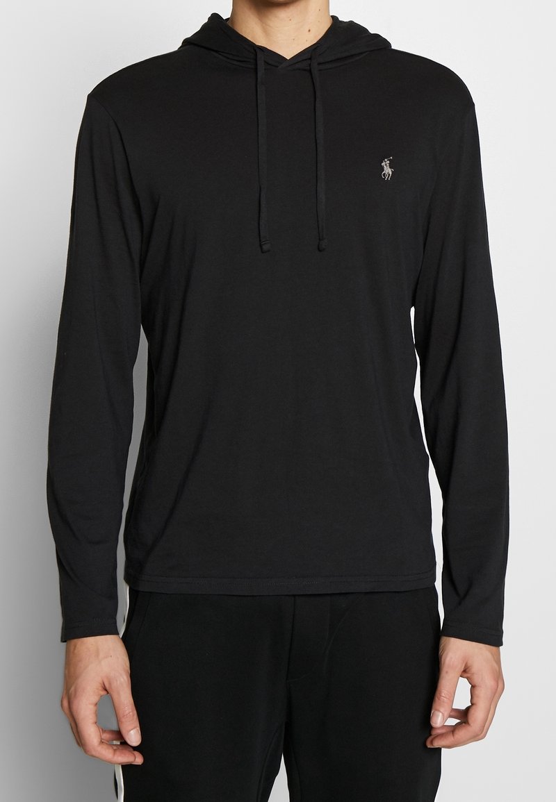 Svart långärmad hoodie i bomull med snörning, enkel design och en liten logotypaccents på bröstet.