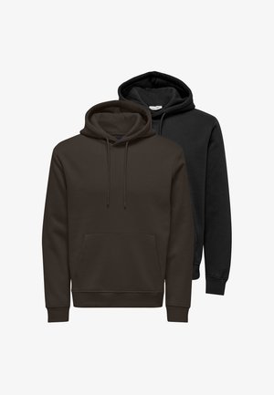 Twee hoodies: een donkerbruine en een zwarte. Beide hebben een voorzak, verstelbare trekkoorden en ribgebreide manchetten.