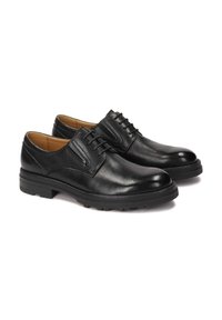 Zapatos de vestir de cuero negro con parte superior texturizada, diseño de cordones, suela de goma y punta redondeada. Presentan detalles de costura a lo largo de los lados.
