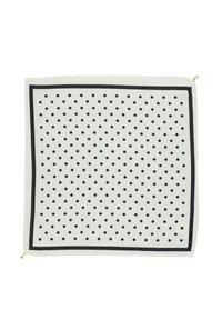 Biały szalik z gęstym wzorem czarnych kropek, obramowany jednolitym czarnym paskiem. Lekka tkanina o gładkiej fakturze.