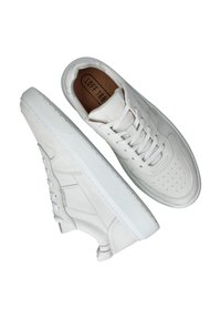 Witte leren sneakers met een gladde afwerking, geperforeerde teendetail en een platte rubberen zool. Voorzien van vetersluiting en een geperste logo.