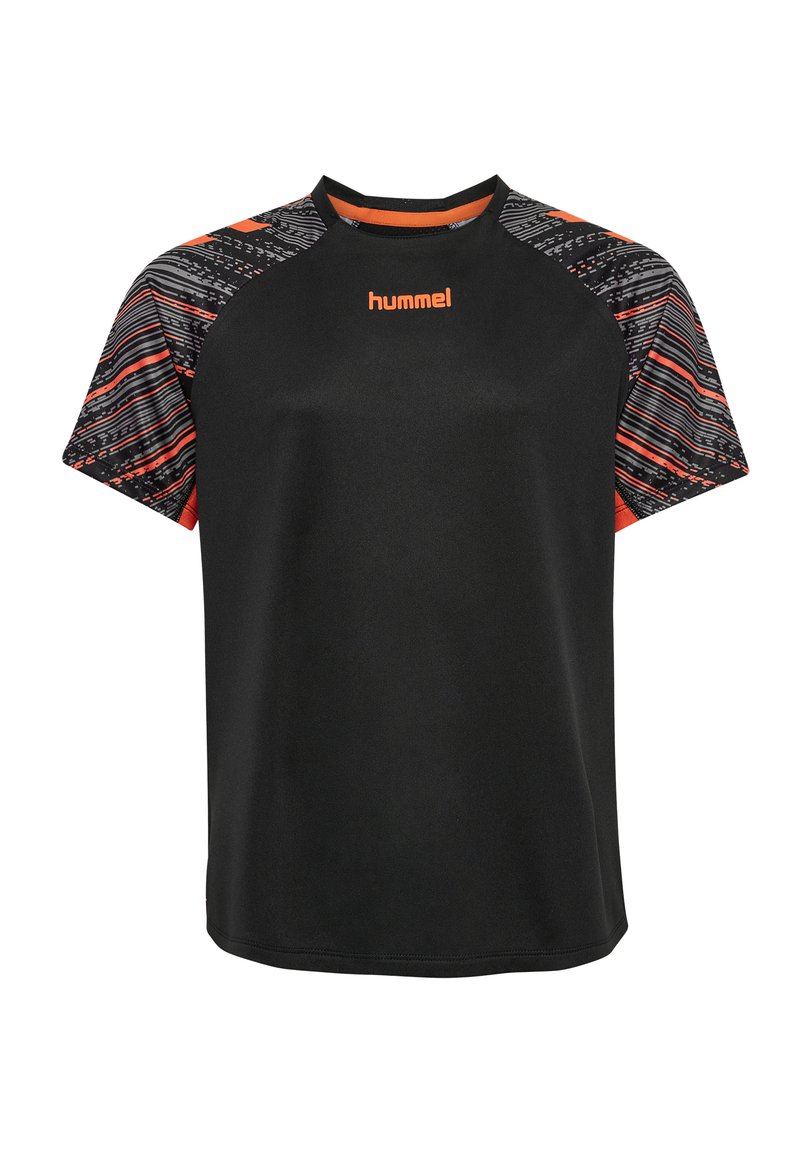 Camiseta atlética negra con cuello redondo, con mangas cortas de patrón naranja y gris. El material parece suave y ligero.