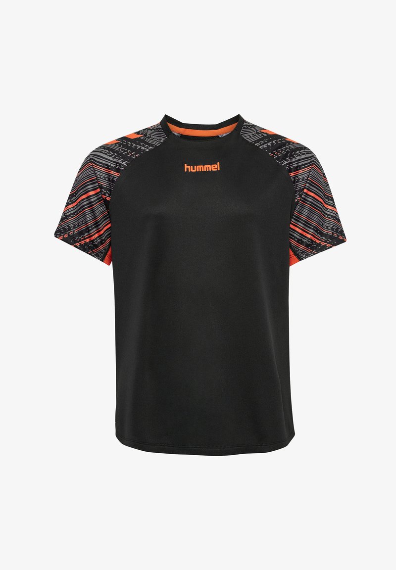 Camiseta atlética negra con cuello redondo, con mangas cortas de patrón naranja y gris. El material parece suave y ligero.