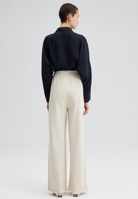 Touché Privé ELASTIC WAISTED GABARDINE - Hlače - stone