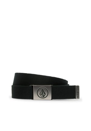 Cinturón de tela negra con hebilla rectangular plateada que presenta un logo geométrico de gota y "VOLCOM" grabado en el extremo del cinturón.
