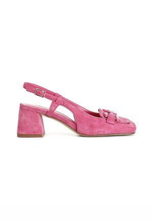 Scarpe slingback in suede rosa con punta quadrata, tacco a blocco e dettaglio decorativo con fibbia sul collo del piede. Presentano lati con ritagli per una migliore traspirabilità.