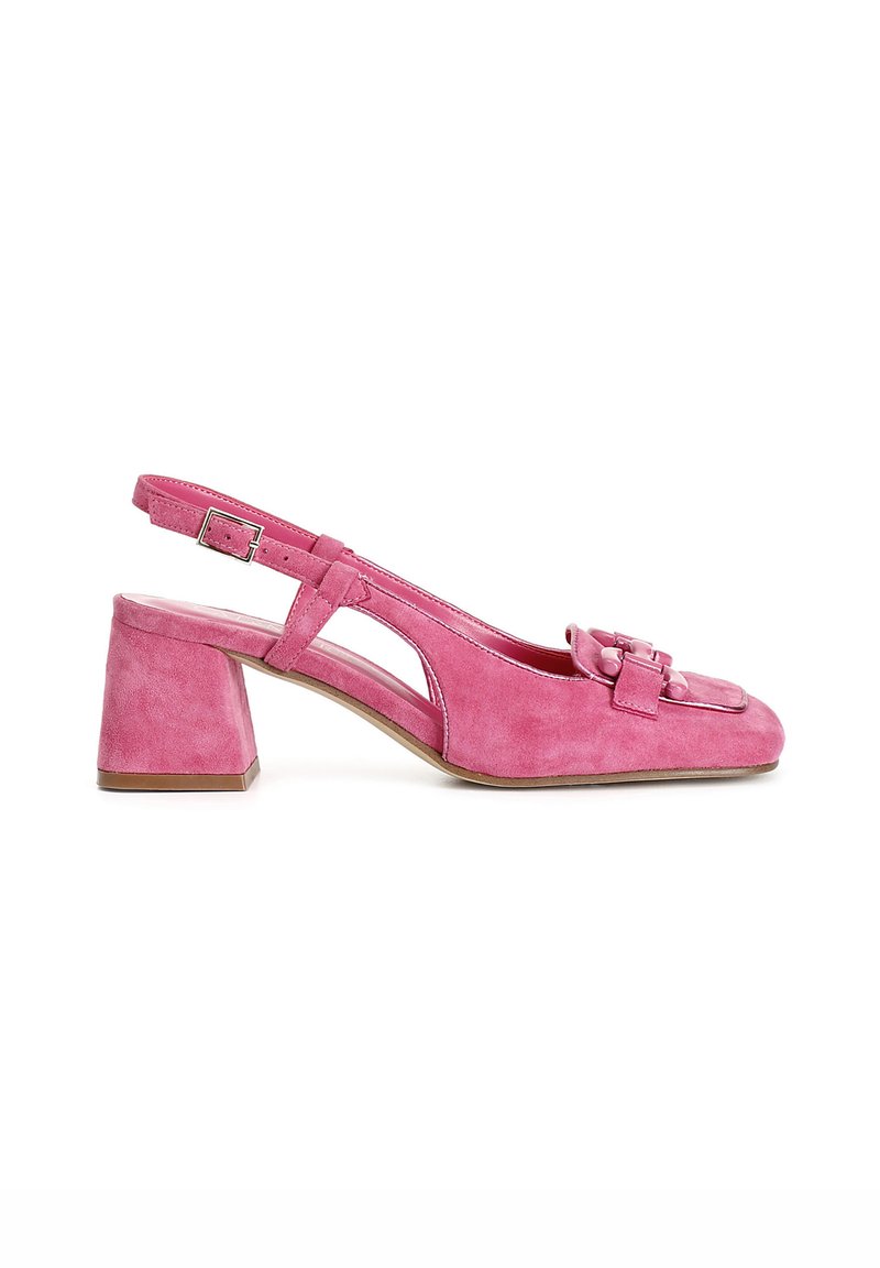 Chaussures slingback en suede rose avec un bout carré, un talon bloc et un détail de boucle décorative sur le devant. Présente des côtés découpés pour une meilleure respirabilité.