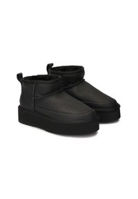 Cizme negre până la gleznă, din piele texturată, cu vârf rotunjit, interior căptușit și talpă groasă neagră. Include un tab de prindere.