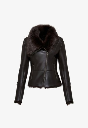 Veste en cuir marron foncé avec grand col en fourrure duveteuse et finitions en fourrure au niveau des poignets et de l'ourlet, fermeture éclair asymétrique à l'avant et poches zippées.