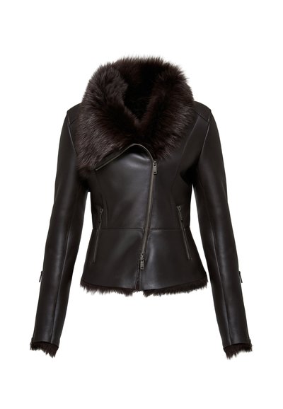 Giacca di pelle marrone scuro con ampio colletto di pelliccia morbida e finitura in pelliccia su polsini e orlo, cerniera frontale asimmetrica e tasche con zip.