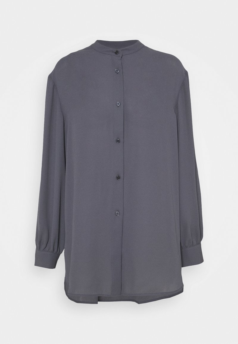 Blouse boutonnée à manches longues gris foncé avec un col mandarin et des poignets froncés, présentée sur un fond blanc uni.