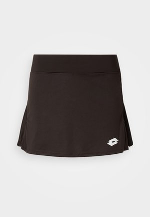 Melna sporta svārki ar sānu krokojumu un baltu logotipu uz priekšējā apakšmala, izstrādāti sportam vai aktīvai valkāšanai.