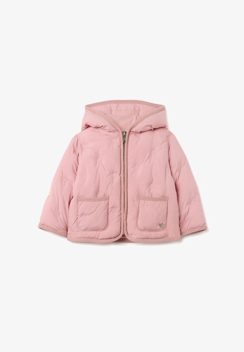 Chaqueta acolchada rosa con capucha, cierre de cremallera, dos bolsillos frontales y costuras con patrón de corazones. Detalles en beige.