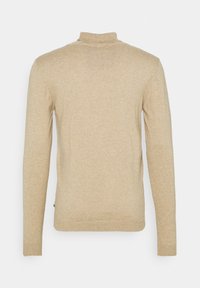 Pulover bej cu mânecă lungă și guler înalt. Fabricat dintr-un material moale, având o textură simplă și mansete și tiv cu model din jersey.