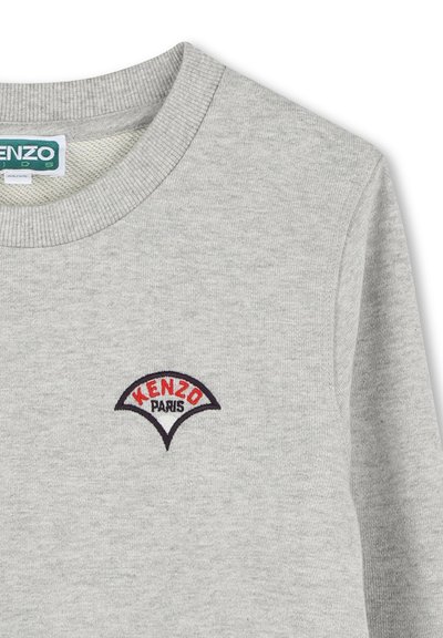 Sweatshirt gris avec col côtelé, arborant un logo brodé rouge et marine qui indique "KENZO PARIS" dans un design en arc.