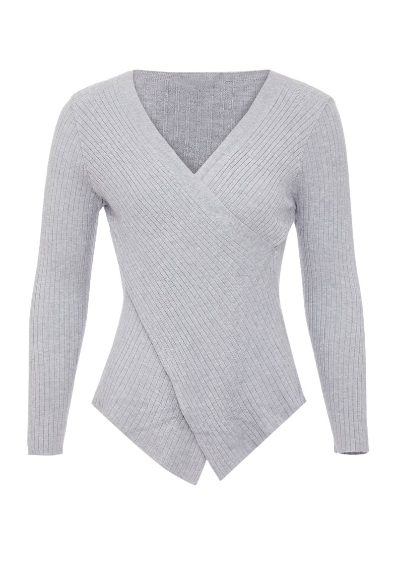 Grijze geribbelde trui met een V-hals, lange mouwen en een asymmetrisch wikkelontwerp. Zachte textuur en slim fit silhouette.