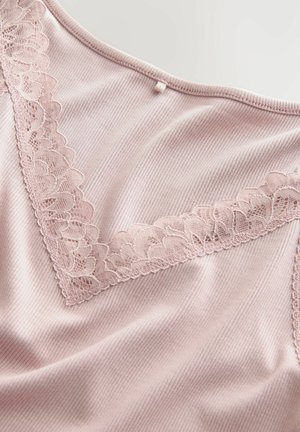 Rosa kappa med ribbat mönster, spetsdetalj längs halsringningen och en liten knappdetalj på baksidan.