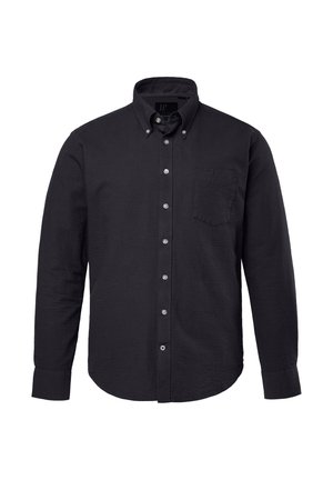 Chemise noire à manches longues en tissu texturé, avec un col à boutons, une poche avant et des boutons sur la patte de boutonnage.
