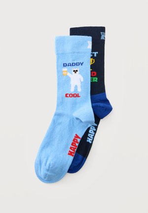 To farverige sokker, den ene lyseblå med en hvid bjørn, der holder en ølkrus og teksten "DADDY COOL", den anden mørkeblå med farverig tekst og ordet "HAPPY."