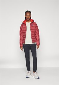Patagonia SWEATER HOODY - Dunjakke - oxide red