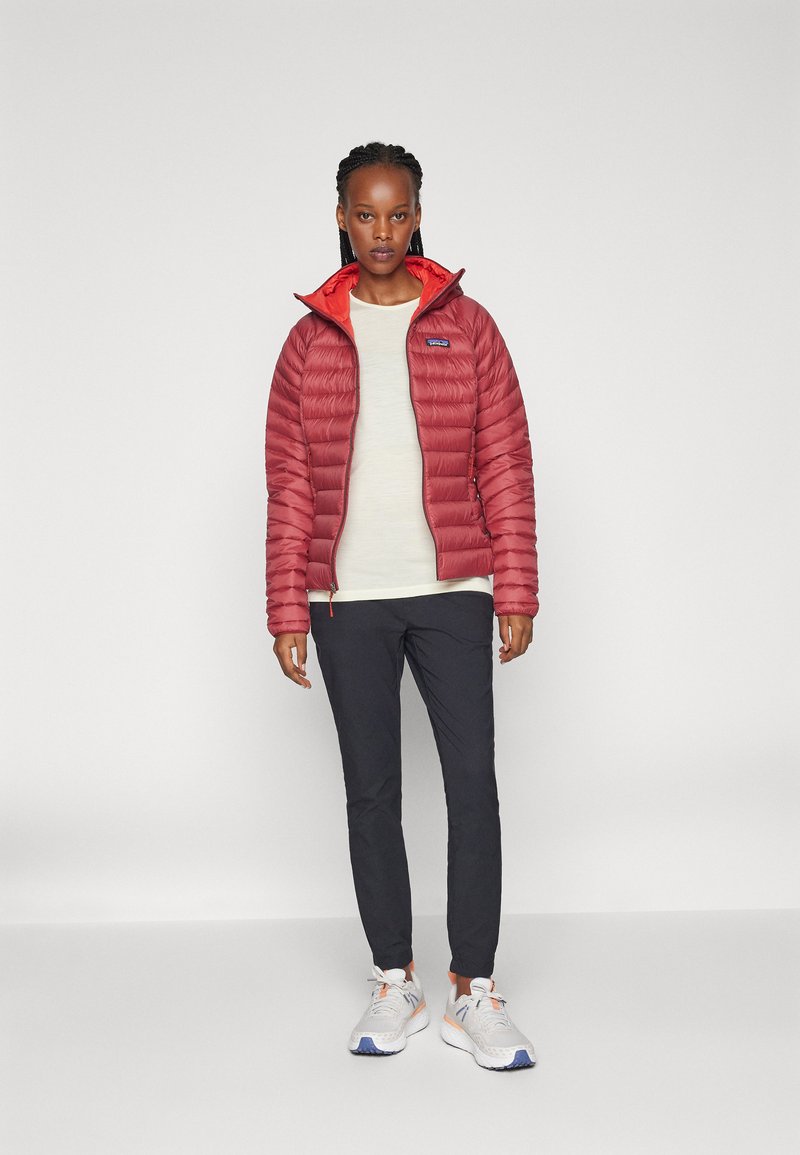 Patagonia DOWN SWEATER HOODY - Down jacket - oxide red/dark red 