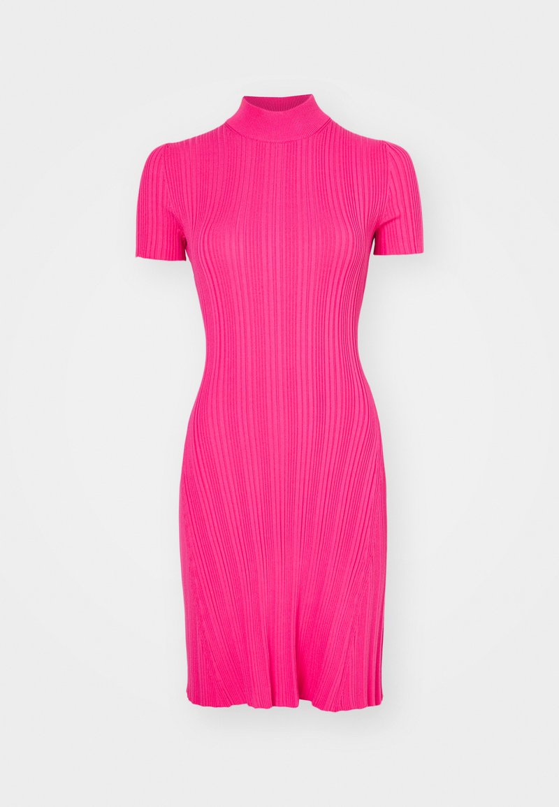 Figurbetontes kurzes Kleid aus leuchtend pinkfarbenem Rippstoff mit hohem Halsausschnitt und schwingendem Rock, das durchgehend über vertikale Strukturen verfügt.