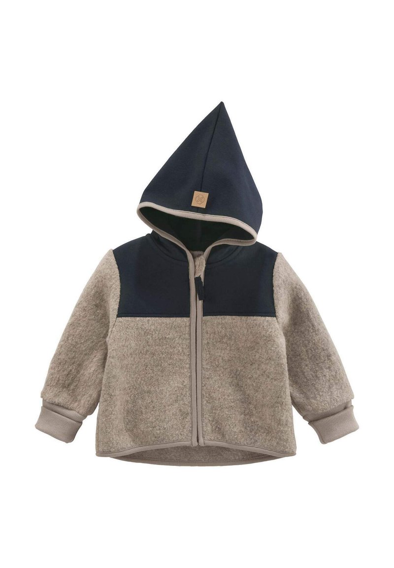 Fleecejacke mit Reißverschluss für Kleinkinder, mit beigem Körper, navyblauem Hut und Brustpaneel sowie gerippten Bündchen.