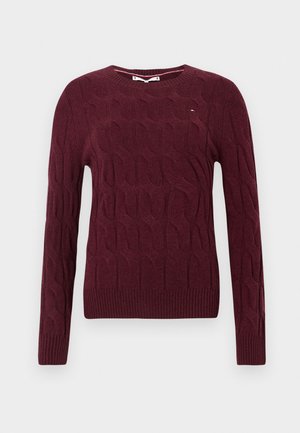 Bordowy sweter dzianinowy z wzorem w warkocze, okrągłym dekoltem oraz ściągaczami przy mankietach i dolnej krawędzi. Miękka tekstura z minimalnym logo na klatce piersiowej.