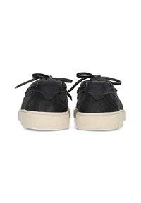 Zwarte suède schoenen met een gestructureerde afwerking, voorzien van een afgeronde neus, een platte crèmekleurige zool en smalle veterlinten aan de bovenkant.