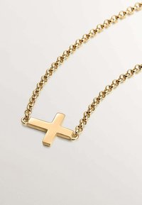 Collar de metal dorado con un simple colgante de cruz en una cadena enlazada, que muestra una superficie lisa y pulida, así como un acabado uniforme.