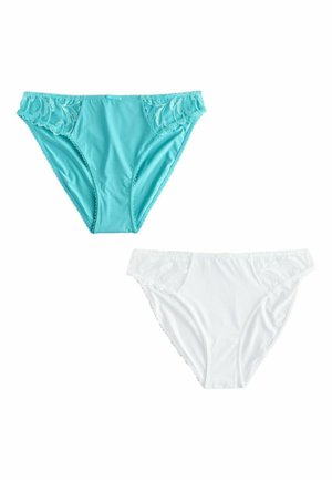 Két női csipkével díszített bikini stílusú alsónemű, egy türkiz és egy fehér, fehér háttéren bemutatva.