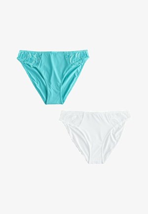 Két női csipkével díszített bikini stílusú alsónemű, egy türkiz és egy fehér, fehér háttéren bemutatva.