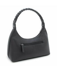 Zwart leren schoudertas met een getextureerde afwerking, een gevlochten handvat en een voorvak met rits. Gebogen vorm met een ritssluiting.